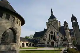 Ossuaire; cloitre, chapelle et lanterne.