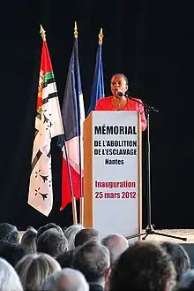 Christiane Taubira à la tribune, elle est à l'origine de la loi Taubira en 2001, qui concerne la reconnaissance des traites et des esclavages comme crime contre l'humanité.