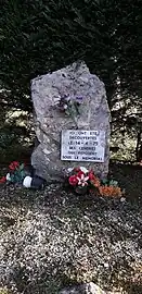 Pierre tombale ornée d'un panneau "ici ont été découvertes le 14 - 4 - 75 les cendres qui reposent sous le mémorial"