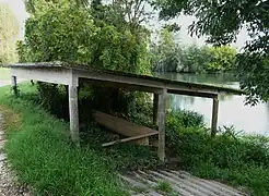 Un ancien lavoir au bord de l'Isle.