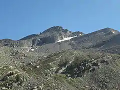 Vue de la Tête de l'Estrop de la commune de Méolans-Revel, avec le reliquat du glacier de la Blanche.