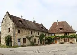 Vielles maisons dans Mépieu