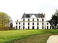 Vue de l'entrée du château et de son parc.