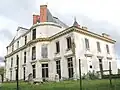 Une aile du château.