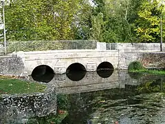 Le pont du Moulin dans le parc du château.