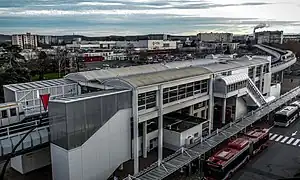 La station de métro construite sur le viaduc.