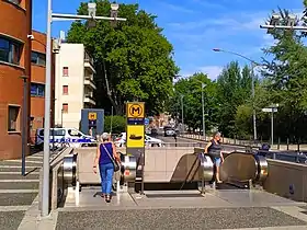 Une bouche d'accès à la station.