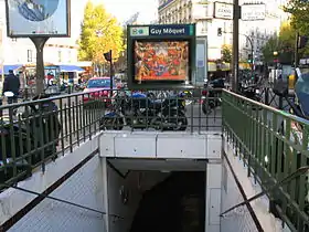 L'un des accès de la station.