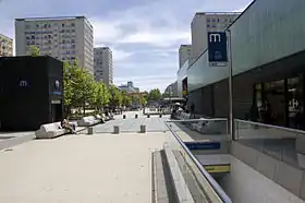 Entrée de la station, vue vers l'est.