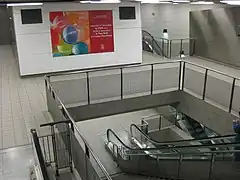 Escalators et escaliers d'accès aux quais de la station Sainte-Anne