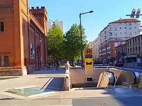 Bouche de métro à côté de l'ancienne prison.