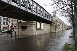 Métro aérien par temps de pluie en 2019.