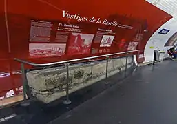 Vestiges de la contrescarpe de la Bastille sur le quai est de la station du même nom.