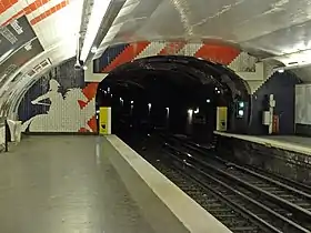 La station Cadet décorée aux couleurs du drapeau des États-Unis.