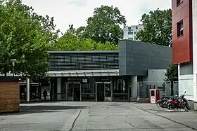 La façade de la station.