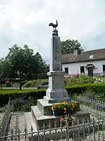 Monument arborant son coq gaulois.
