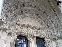 Le tympan du portail principal représentant la vie de Marie-Madeleine. Il y avait au-dessus un Jugement dernier qui a disparu. Deux rangs de voussures ornés de statues de saints et d'anges, en 2005.