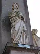 Statue de Jean l'évangéliste, porche de l'église.