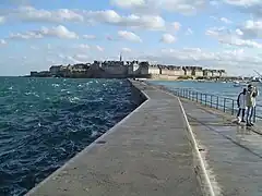 Môle de Saint-Malo, à pleine mer.