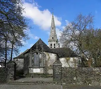 Chapelle Sainte-Suzanne : vue extérieure d'ensemble et le monument aux morts.