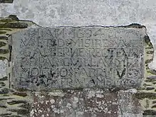 Inscription au chevet de la chapelle Sainte-Suzanne.