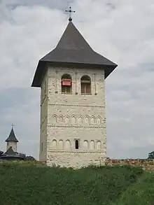 La Chapelle-haute Saint-Grégoire avec ses grands niveaux d'élévation. Le premier niveau d'élévation est composé d'arcades aveugles en plein cintre. Le deuxième niveau est marqué par des arcades aveugles en arc brisé. Le troisième niveau est ajouré avec deux baies en plein cintre par faces et des colonnes intermédiaires.