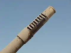 Frein de bouche à « ouïes » de l'obusier de 155 mm Modèle 50 reprenant le concept du frein de bouche de l’obusier allemand de 15 cm sFH 18/40.