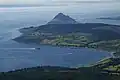 Le ferry  MV Caledonian Isles, au large de Brodick, vu depuis le sommet du Goat Fell.