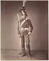 Photographie d'un ancien soldat de Napoléon, sabre au côté.