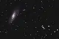 M106, NGC 4248 à sa gauche et NGC 4217 en bas à gauche.