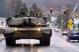 M1A1 de la 1re division blindée des États-Unis en Allemagne en 2007. Les derniers chars M1 cantonnés en Europe ont été rapatriés en 2013. Mais, en 2014, on indique qu'un certain nombre devrait y être remis en dépôt.