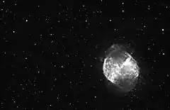Nébuleuse de l'Haltère obtenue au foyer d'un télescope Meade de 355 mm de diamètre placé sur une monture Trassud DF45. Il y a ici  le cumul de 15 poses de 15 minutes chacune avec filtre H alpha Astrodon de 5 nm de bande passante obtenues avec une caméra CCD Sbig STL 11000M. Le guidage a été réalisé avec un diviseur optique. Les poses en H alpha permettent ici de visualiser les extensions faibles de cette nébuleuse planétaire.