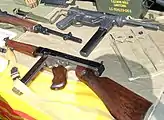 M3 « Grease gun » (en haut) et M1A1 « Tommy Gun » (en bas).