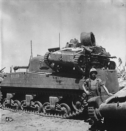 Un type 94 capturé placé au-dessus du moteur d'un char USMC M4 Sherman à Kwajalein