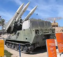 Missiles Hawk sur véhicule M548 dans un musée israélien.