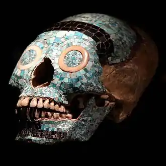Crâne recouvert de mosaïque Mixtèque. Os, turquoise, pyrite, coquillages. H. 13 cm. Mexique, 770-900 EC
