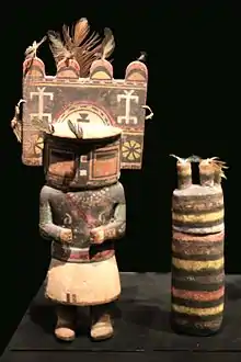 Poupées kachina Hopi. Bois, pigments, plumes,  : à g. H. 25, à d. H. 16 cm. États-Unis. 1850-1950