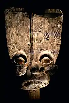 Masque dit batcham. Bamiléké. Bois, H. 98 cm. Cameroun. 1850-1950