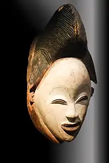 Masque okuyi. Pounou. Bois, kaolin, pigments. H. 34,5 cm. Gabon. 1850-1950