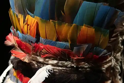 Coiffe-masque olok. Peuple Wayana. Fibres, plumes, coton, élytres de scarabée. Brésil/Guyane française. Coiffe-masque collectée en 1990. Détail.