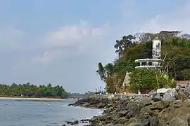 Phare à Mahé, commune et district pondichérien malayalophone encadré par le Kerala. Thalassery est la grande ville la plus proche.