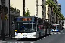  Des bus de la CTPM, sur le couloir bus de l'Avenue Général de Gaulle.