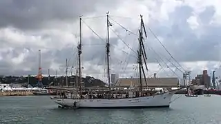 Le Marité vient d’appareiller et de lever l’ancre pour naviguer en rade de Brest.