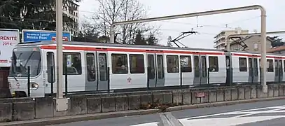 La ligne C du métro de Lyon, le long du boulevard des Canuts