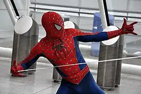 Cosplay de Spider-Man, tel qu'il apparaît interprété par Tobey Maguire dans la trilogie de Sam Raimi.