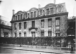 photographie en noir et blanc d'un bâtiment surlequel est inscrit « Université de Paris ».