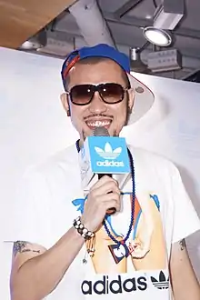 Description de l'image MC HotDog with Adidas microphone 20120504.jpg.