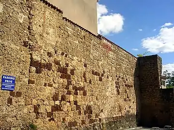 Section des remparts et sa tour de guet de l'ancienne Cale des bains, au 29 rue Armand Dulamon, proche de l'hôtel Brettes et de la maison Dupeyré