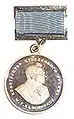 Médaille de Mikhaïl Kalachnikov attribuée par le Ministère russe de l'Industrie et du Commerce, le 27 juin 2008.