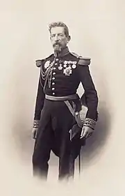 Photo en pied et noir et blanc du Général Melimet en grand uniforme.